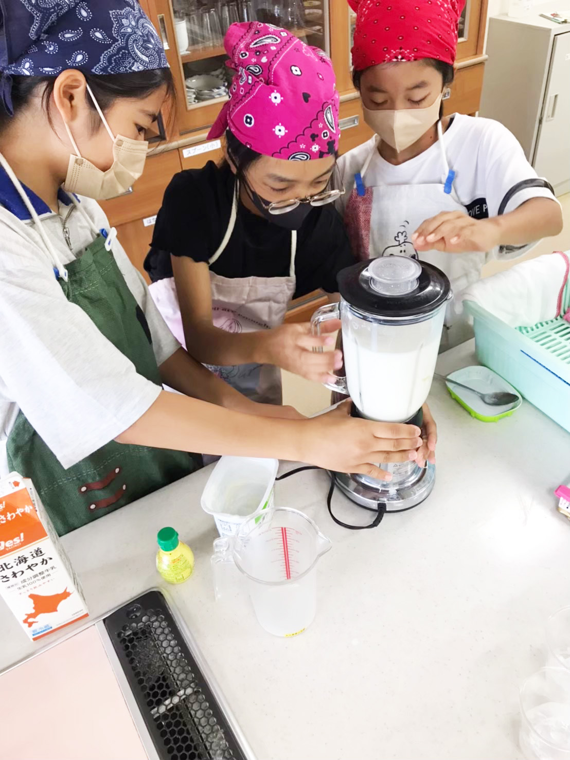 真剣にミキサーを見つめる子供達